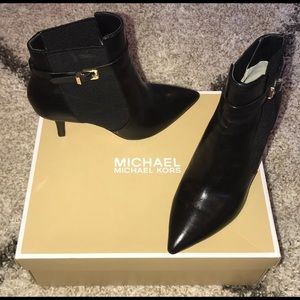 🍀Michael Kors Leather kitten heel booties🍀